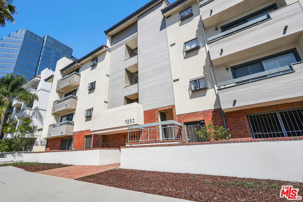 1250 Amherst Avenue 302