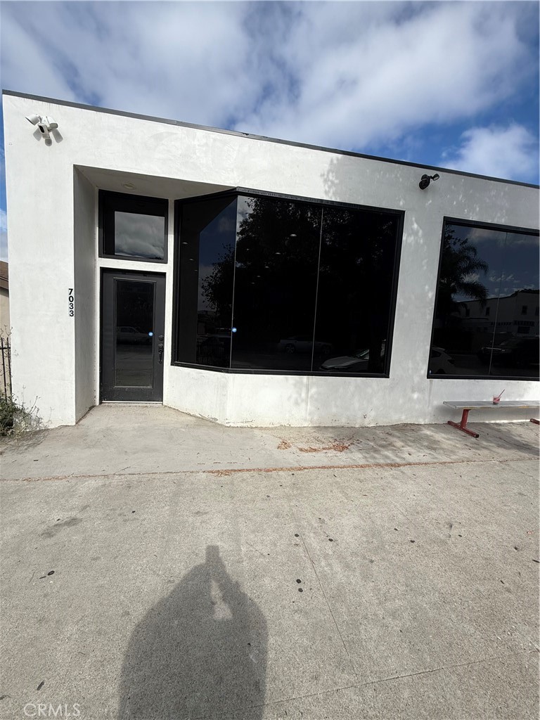 Prime location in the heart of Uptown Whittier! This versatile space offers excellent curb appeal, high visibility, and heavy foot and vehicle traffic—perfect for attracting customers and clients. The property can be used as an office, retail storefront, or a variety of other business types. Don’t miss the chance to establish your business in one of Whittier’s most vibrant and thriving areas.