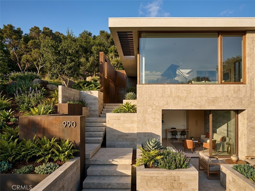 990 Hillcrest Drive