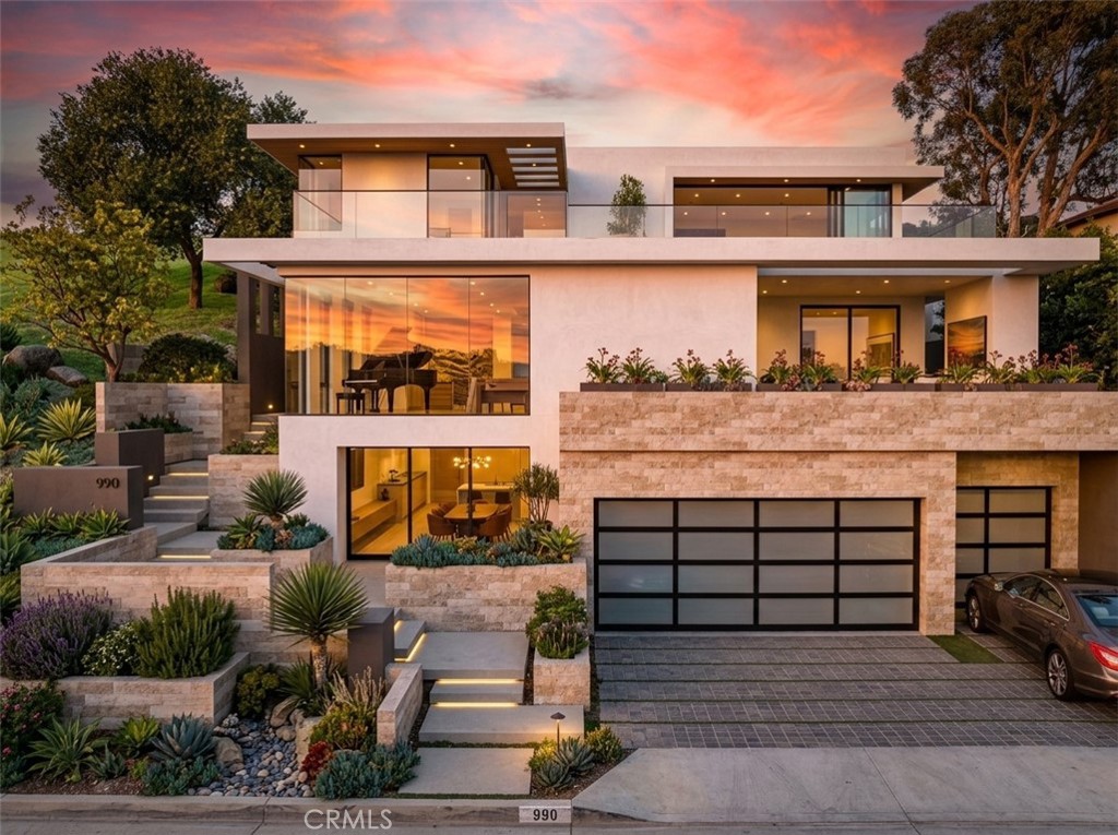 990 Hillcrest Drive