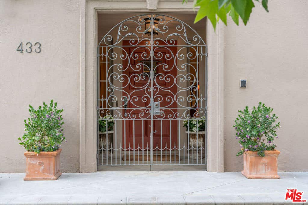 Photo of 433 S Arden Boulevard, Los Angeles, CA 90020 (MLS # 26672243)