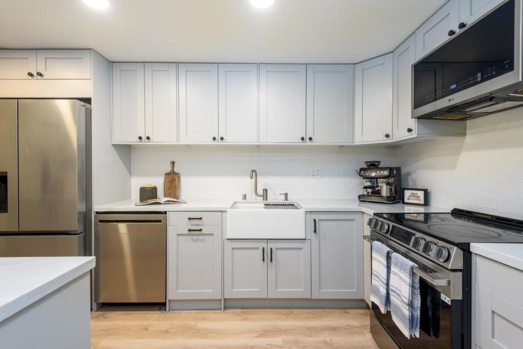 1100 Sharon Park Drive 13