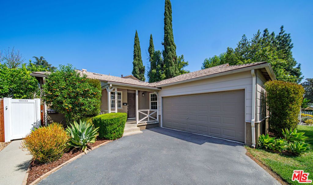 Photo of 15031 Hartland Street, Van Nuys, CA 91405 (MLS # 25557139)