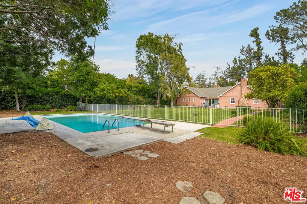 1639 Mandeville Canyon Road