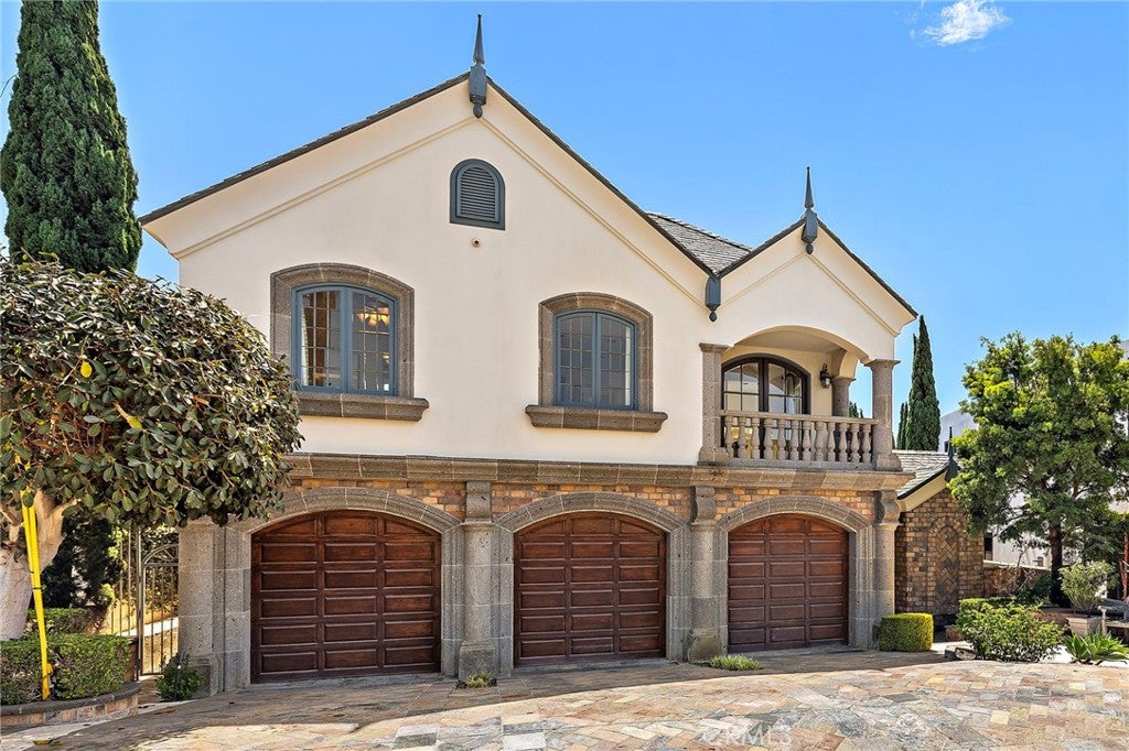 Photo of 108 Kings Place Pl, Newport Beach, CA 92663 (MLS # NP26167427)