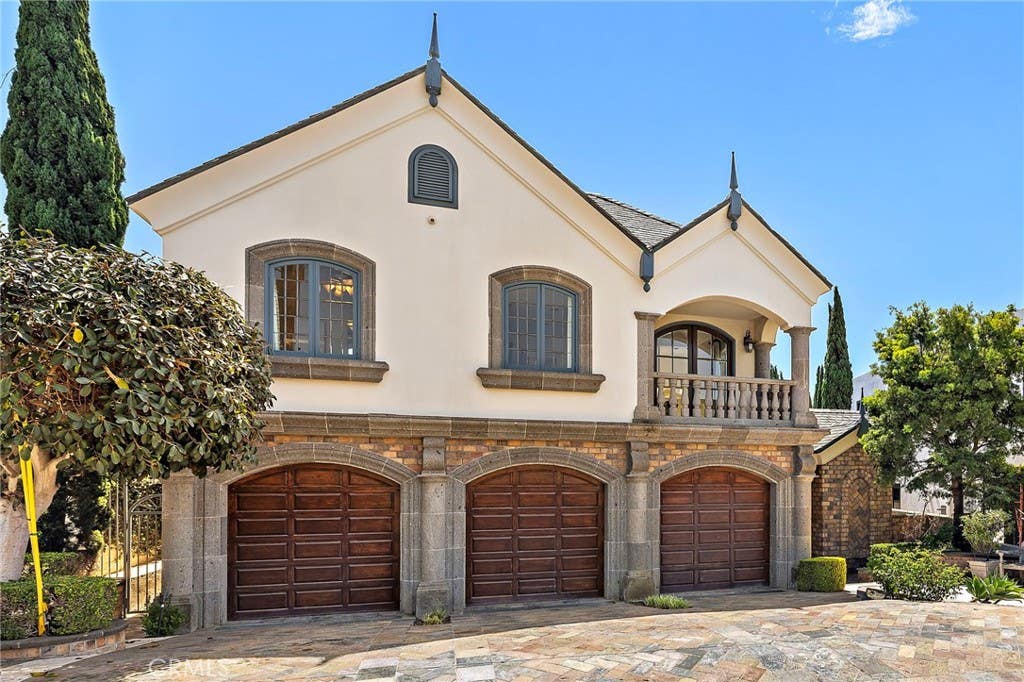 Photo of 108 Kings Place Pl, Newport Beach, CA 92663 (MLS # NP26167427)
