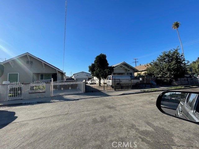1656 16581 E 61st