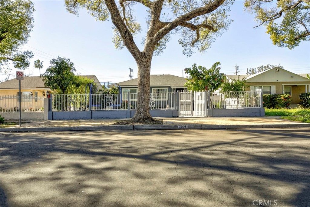 Photo of 7007 Murietta Avenue, Van Nuys, CA 91405 (MLS # GD26019024)