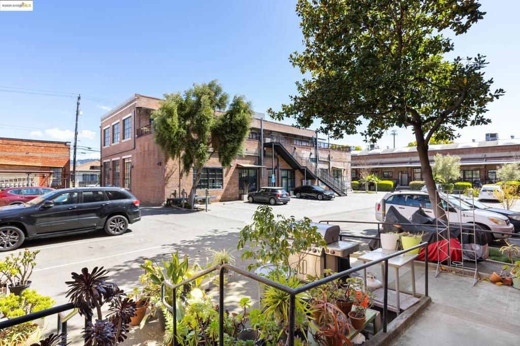 listing image 130723659696384302052