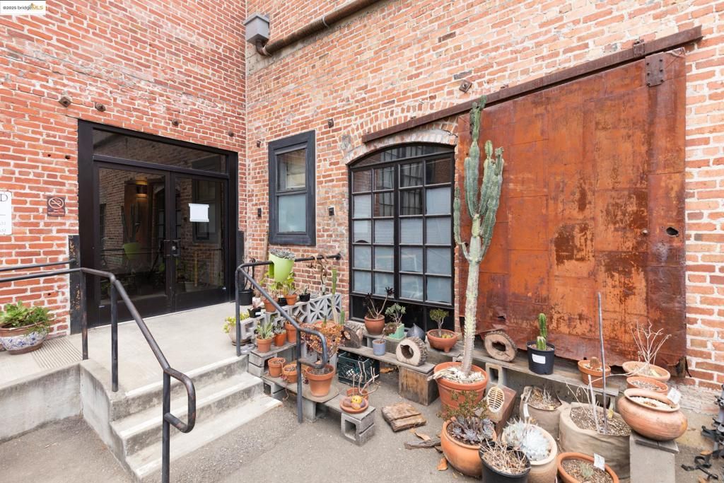listing image 130723556110359097290