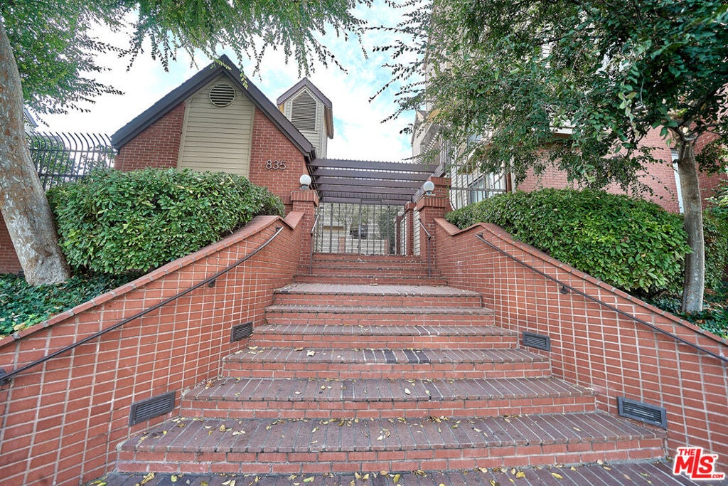 835 S Lucerne Boulevard 205, Los Angeles CA 90005