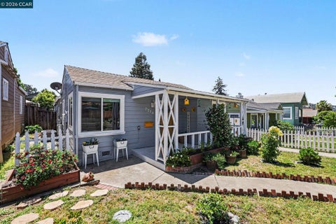 Photo of 2214 Pacheco Blvd, Martinez, CA 94553 (MLS # 41135216)