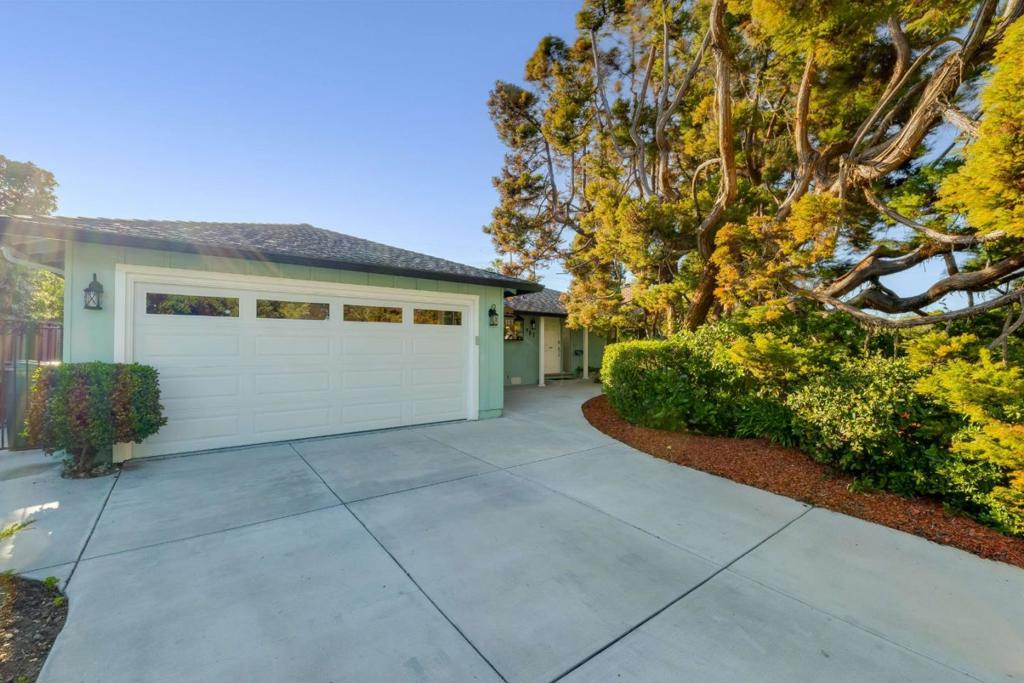 987 Pinewood Drive