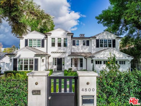 Photo of 4800 ZELZAH Avenue, Encino, CA 91316 (MLS # 26669411)