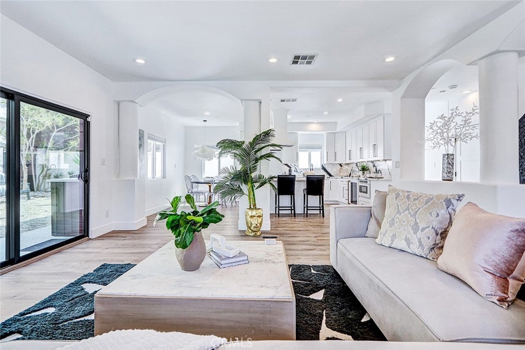 2113 Harriman LN