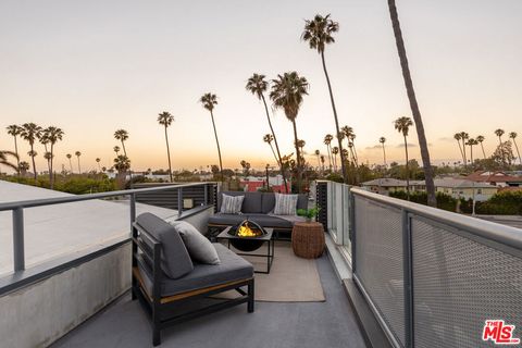 Photo of 2307 Oakwood Avenue, Venice, CA 90291 (MLS # 25591017) Photo of 2307 Oakwood Avenue, Venice, CA 90291 (MLS # 25591017)