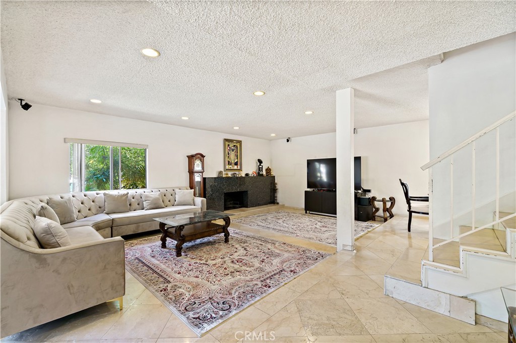 1438 Hillside Drive