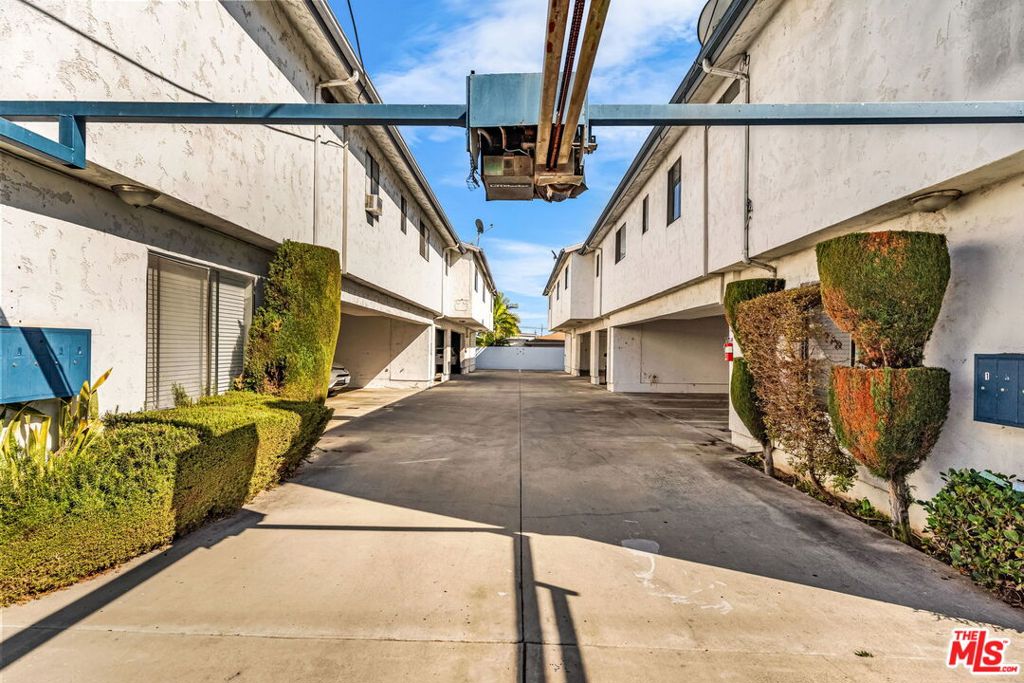 13304 Roselle Avenue