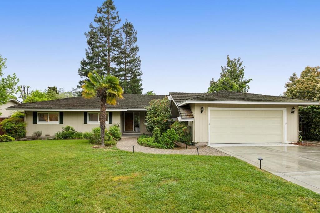 Photo of 12304 Saratoga Creek Dr, Saratoga, CA 95070 (MLS # ML82041589)