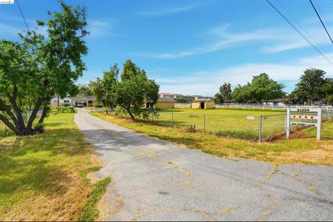 Photo of 209 Honey Ln LN, Oakley, CA 94561 (MLS # 41135612)