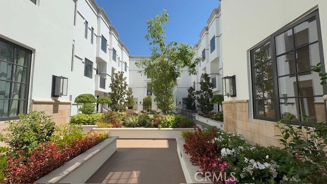 288 S Oakland 103