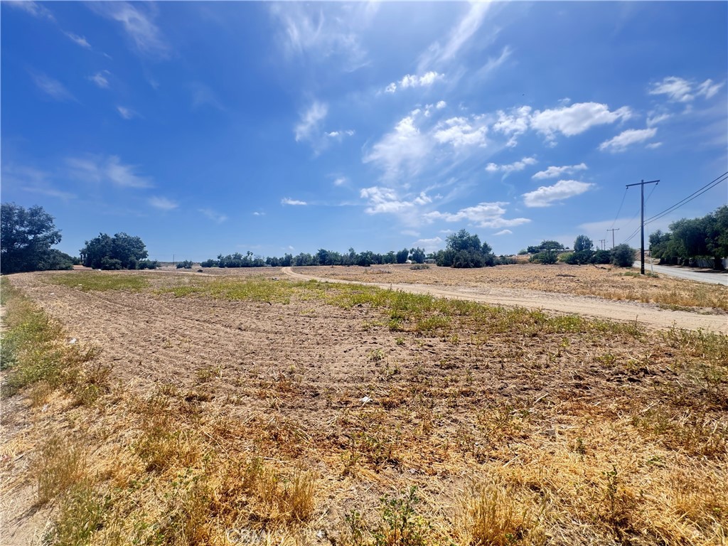 CALLING ALL HOME BUILDERS, INVESTORS AND CONTRACTORS LOOKING FOR TOTALLY FLAT RESIDENTIAL LAND!!! More than four acres!!! Bring your plans to the city, potential for a small subdivision??? Want a ranch in the city? A huge estate all for yourself? All utilities appear to be on the street. Curbs and gutter already in place placed by the city on the Park Ave side of the lot. 11th Street is not paved on one side of the lot, Park Ave. is paved and city maintained, completed with curb and sidewalk. Buyers and Buyers agents to do their own due diligence before submitting offers. Check with the city and local authorities. Offered without any guaranties or warranties.