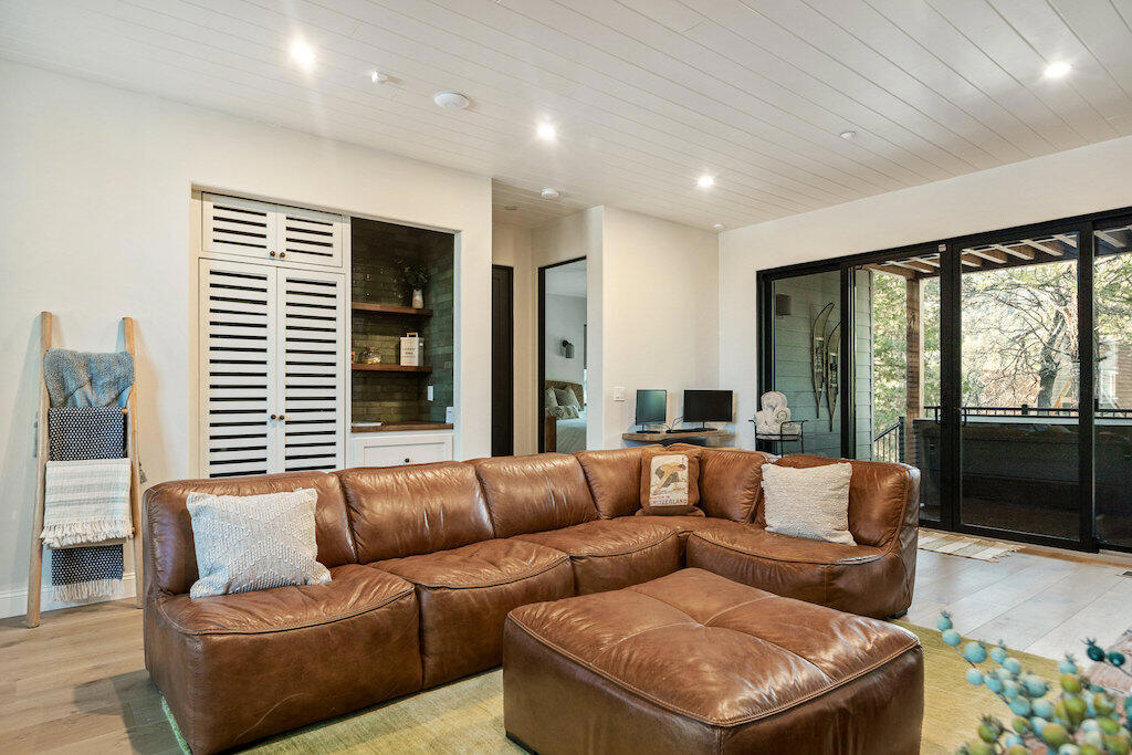 43595 Ridge Crest Drive