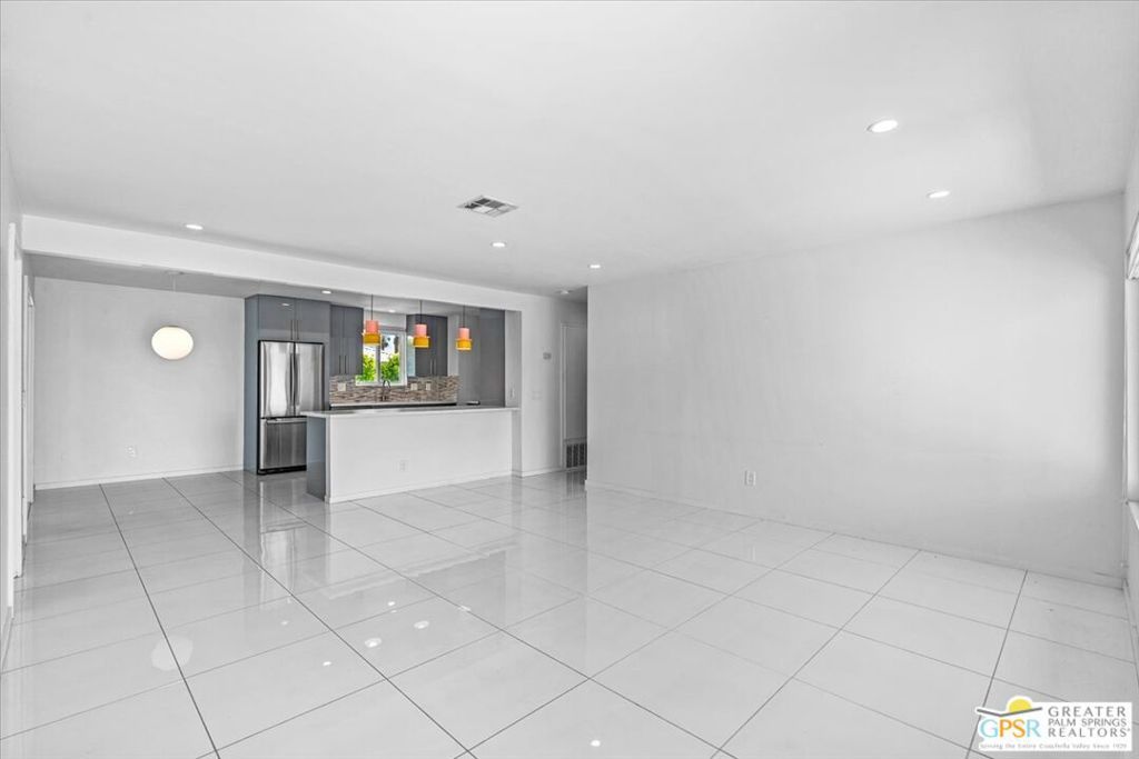 listing image 130720678088610514693