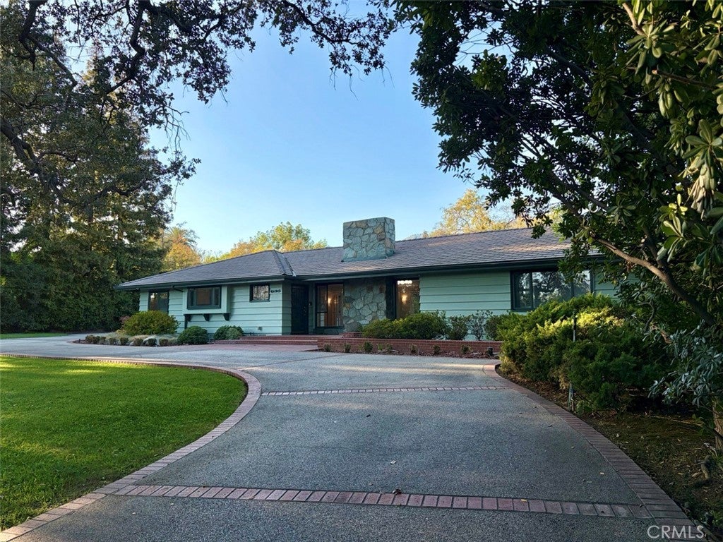 645 W Foothill Blvd