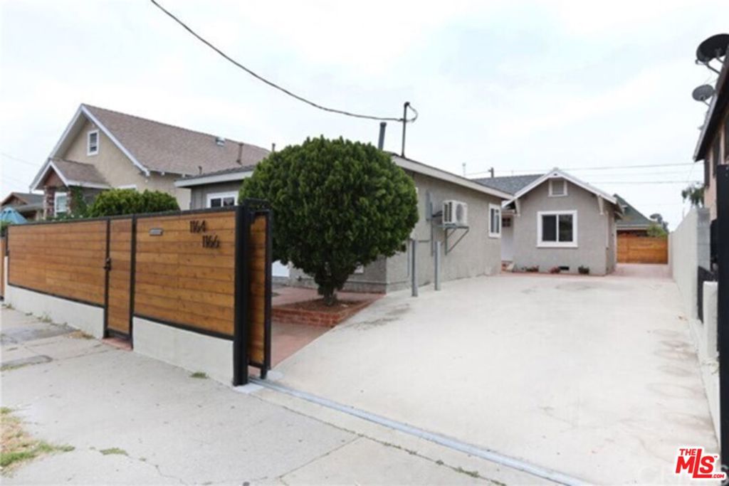The front house is 1 bedroom and 1 bathroom with a full kitchen. Located south of the 10 Freeway and minutes from Downtown LA, this central location is convenient to freeways, shops, and restaurants.