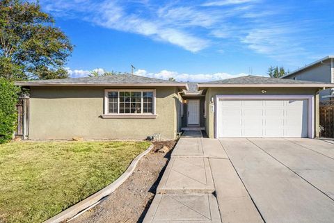 Photo of 415 Conestoga Way, San Jose, CA 95123 (MLS # ML82024288)