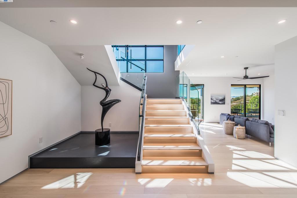 ROUNDHILL NORTH - Residential