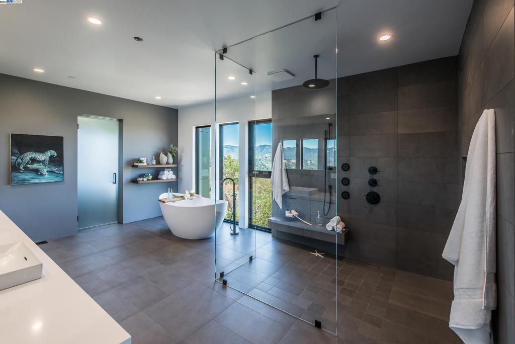 ROUNDHILL NORTH - Residential