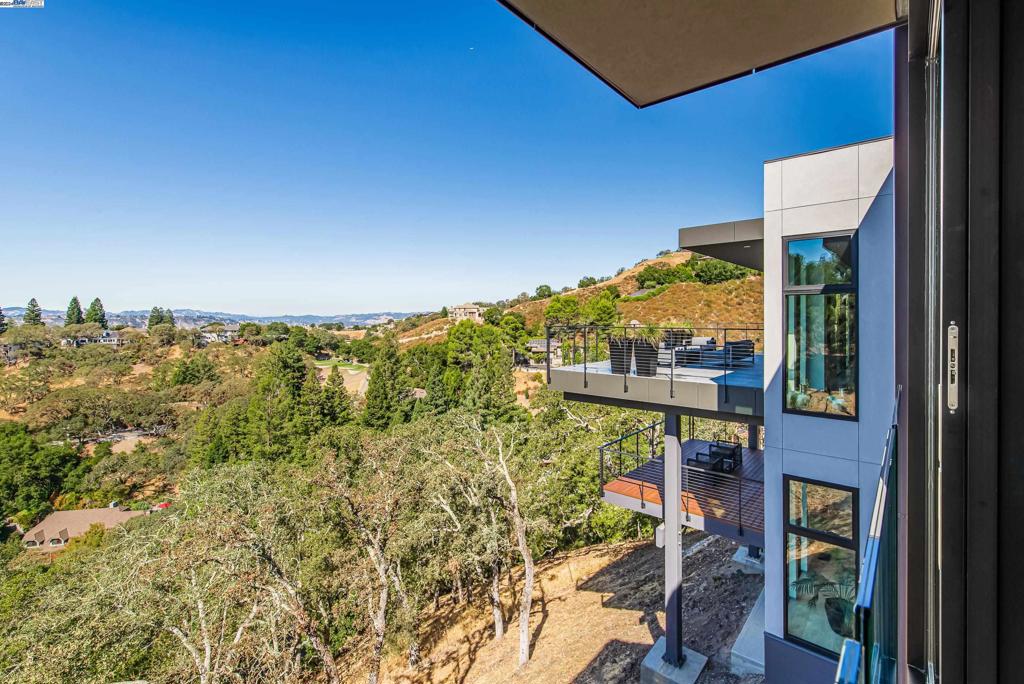 ROUNDHILL NORTH - Residential