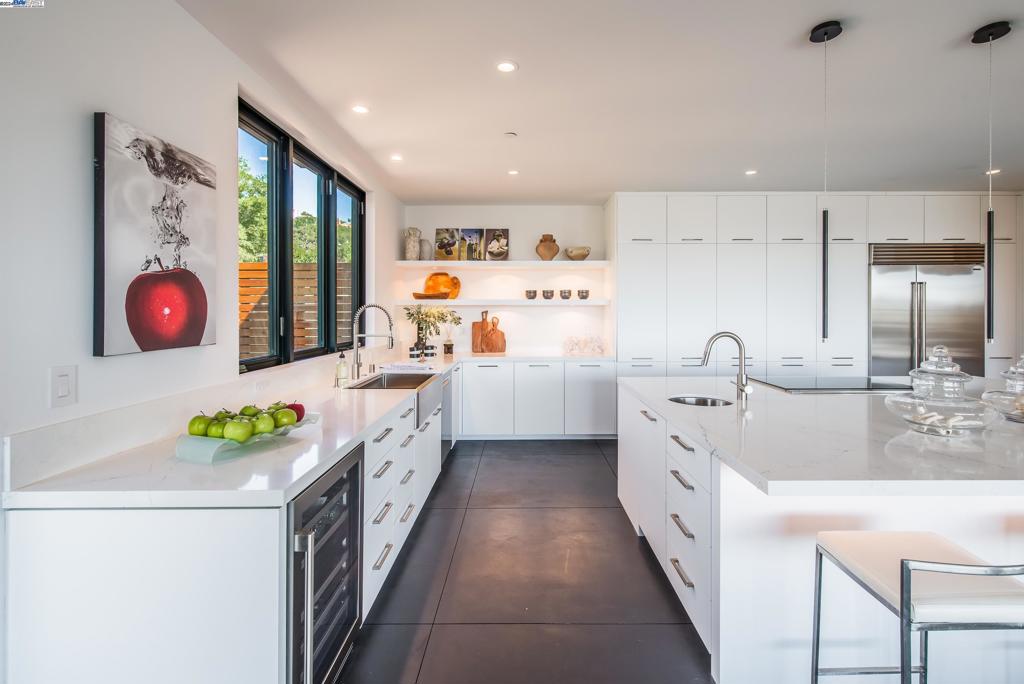 ROUNDHILL NORTH - Residential