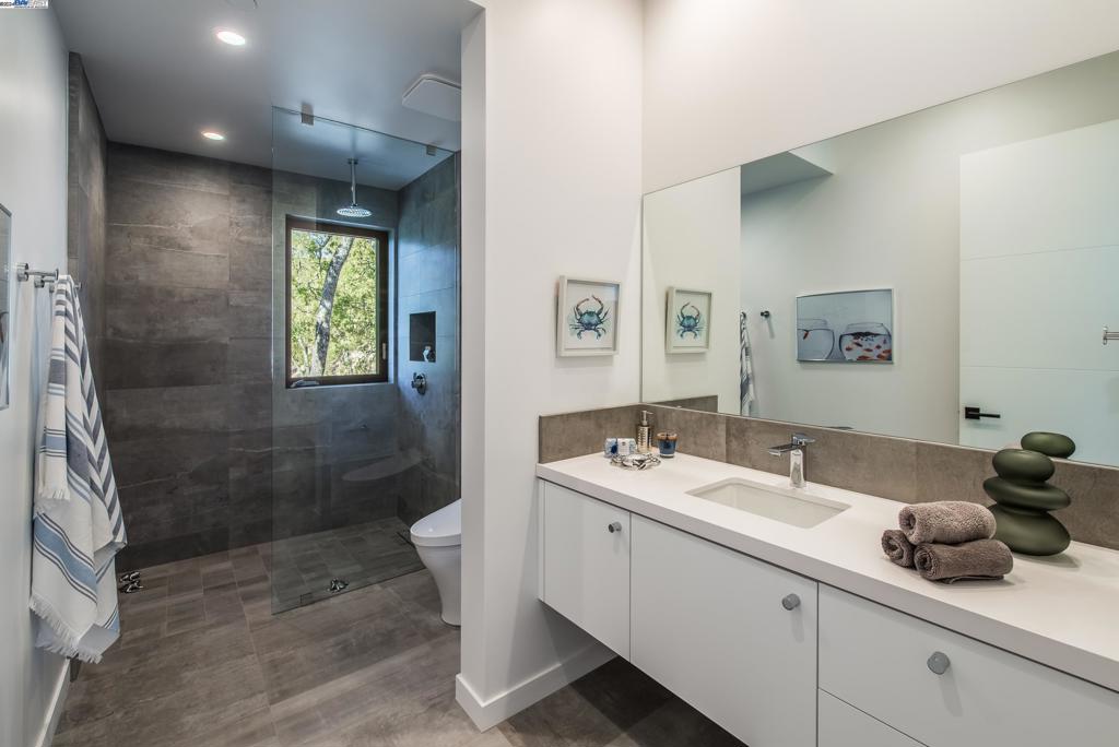 ROUNDHILL NORTH - Residential