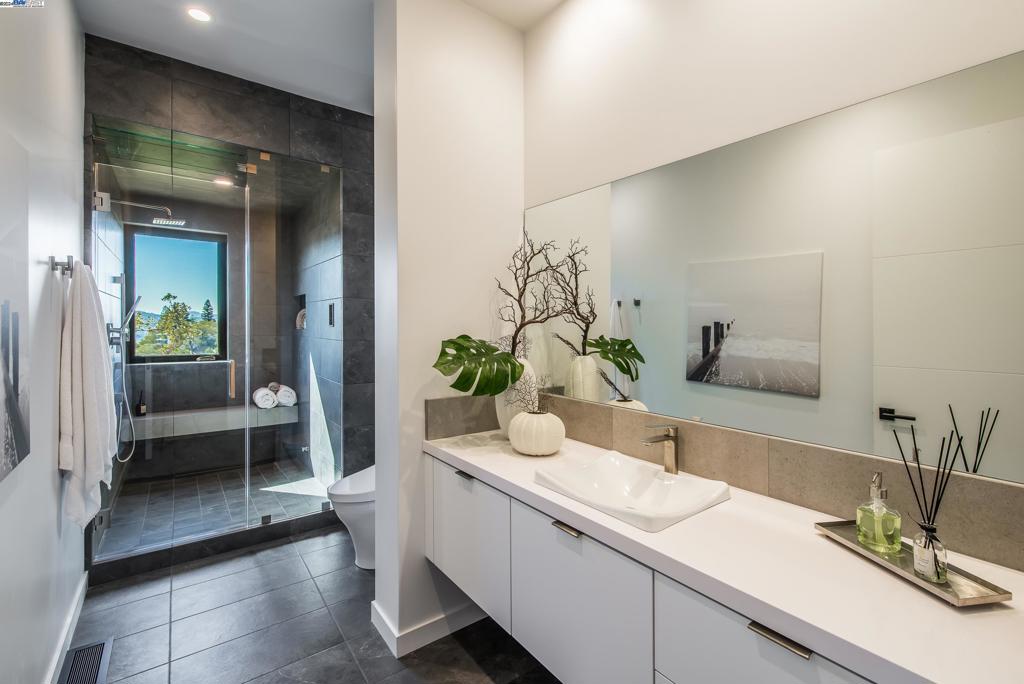 ROUNDHILL NORTH - Residential