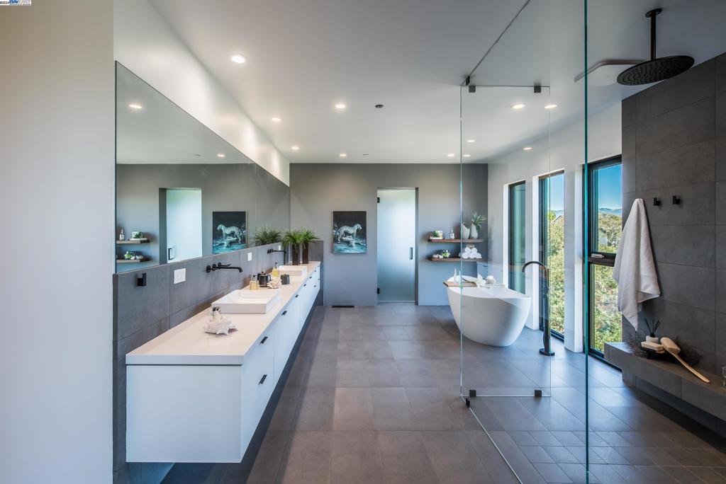 ROUNDHILL NORTH - Residential