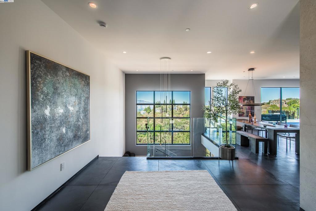 ROUNDHILL NORTH - Residential