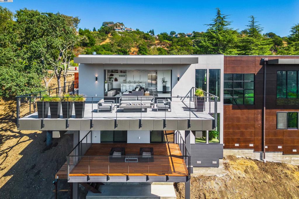 ROUNDHILL NORTH - Residential