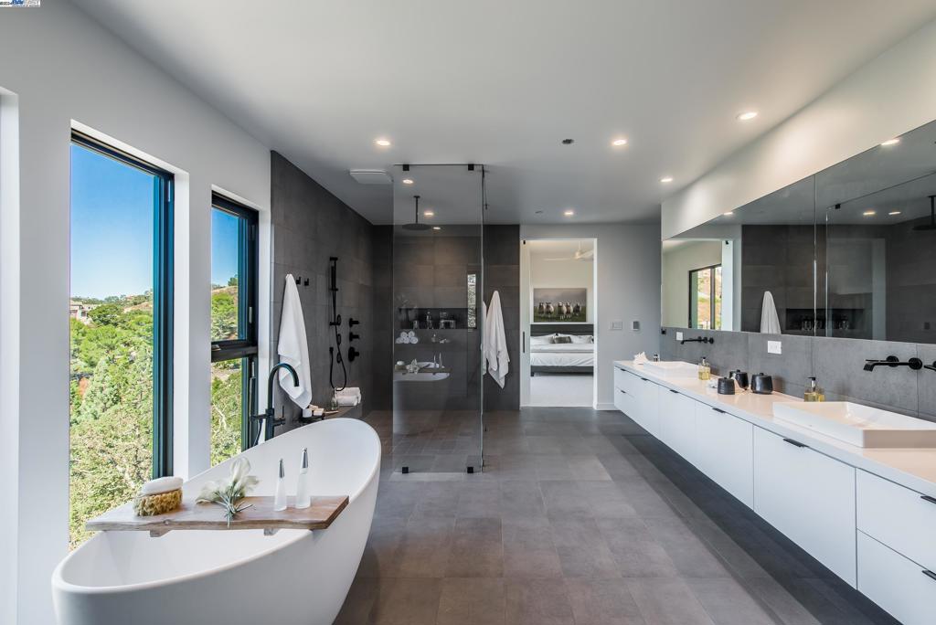 ROUNDHILL NORTH - Residential