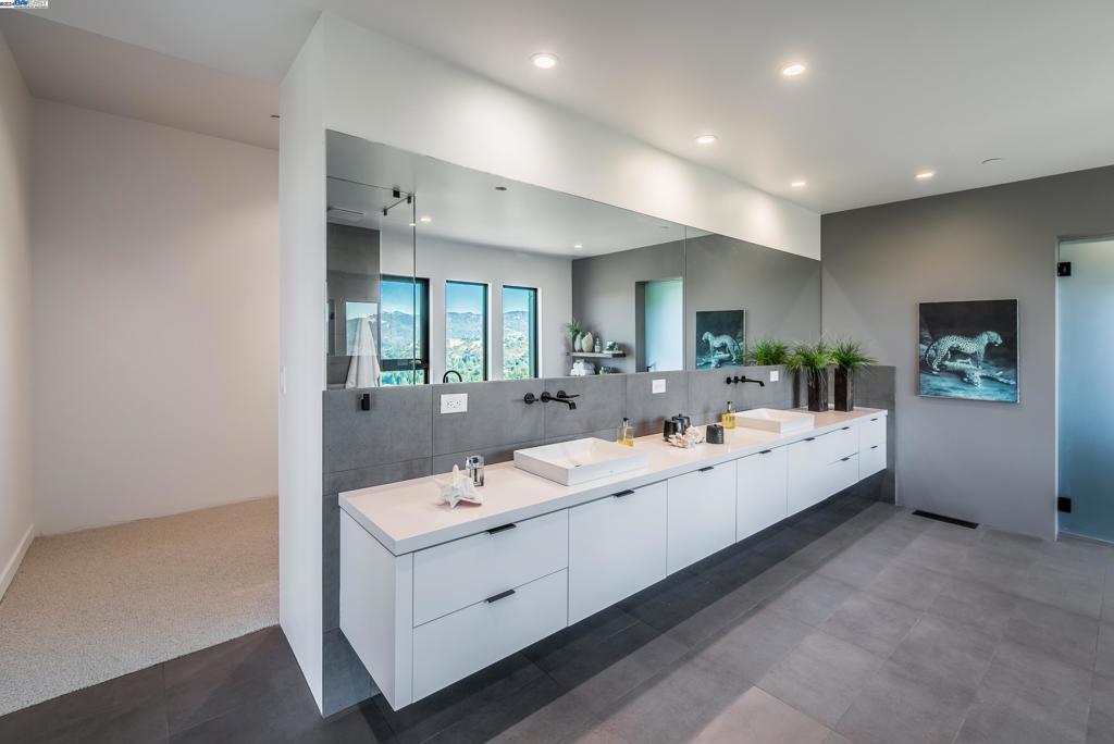 ROUNDHILL NORTH - Residential