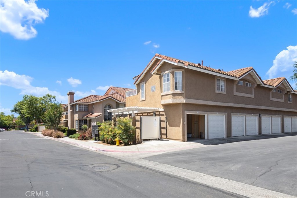 DO YOU KNOW YOU CAN ASSUME THE LOAN FOR THIS PROPERTY AT 4.25%? It’s an amazing deal!!!! This condo is perfect for first-time homebuyers, young professionals, small families, or savvy investors seeking a move-in ready property with excellent value. It also appeals to those looking for a low-maintenance lifestyle in a convenient and thriving community. This end unit boasts an abundance of natural light, creating a warm and inviting atmosphere throughout the entire home. The strategic positioning maximizes sunlight exposure, making every day feel brighter. Enjoy the peace and quiet you deserve. With no neighbors above or below, you'll experience enhanced privacy and reduced noise, allowing you to truly relax and unwind in your own personal haven. This isn't just a listing; it's an opportunity. The competitive price point makes this condo an exceptional value in today's market, offering a chance to own a piece of prime real estate without breaking the bank. Nestled within a well-maintained planned community, you'll have access to a range of desirable amenities. It's a place where neighbors become friends and community spirit thrives.
Unbeatable Location: Convenience is key. Located close to shopping centers, top-rated schools, and major freeways, this condo offers easy access to everything you need, making daily life a breeze. The "relax setting" ensures a peaceful retreat from the hustle and bustle. Don't miss out on this incredible opportunity to own a light-filled, private condo in a fantastic location at a price that can't be beat.