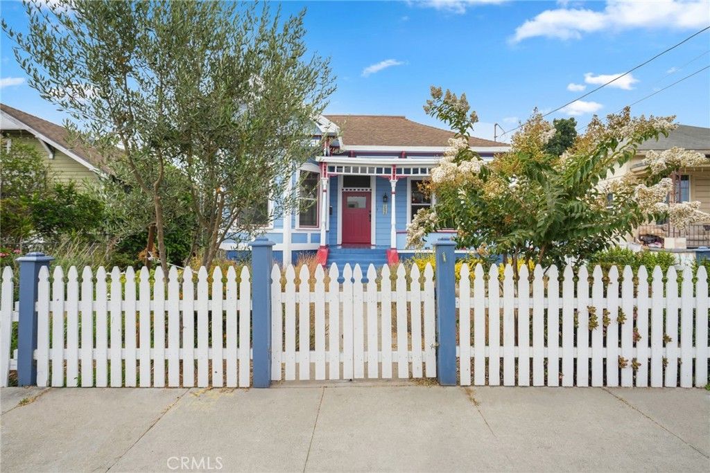 Photo of 1598 W 36th Place, Los Angeles, CA 90018 (MLS # SR26064816)