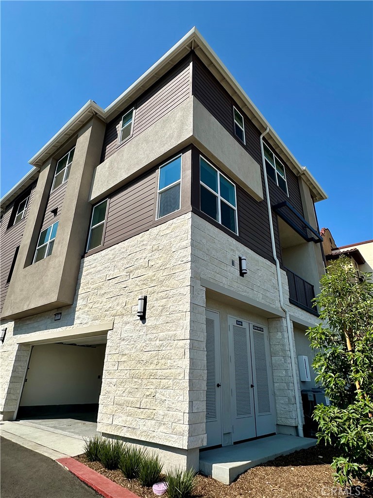 A brand new condo that has never been lived in.*** Included brand-new washer, brand-new dryer, and brand-new refrigerator.and brand new solar panel system.......*** Three bedrooms + a den downstairs that can be used as the 4th bedroom(or for office, or for Gym).***easy access to I-10, I-15, I-210, and Highway 60 and easy access to everywhere you go and everything you need.***********
**************** IF YOU SEE IT ,YOU WILL LOVE IT !!!