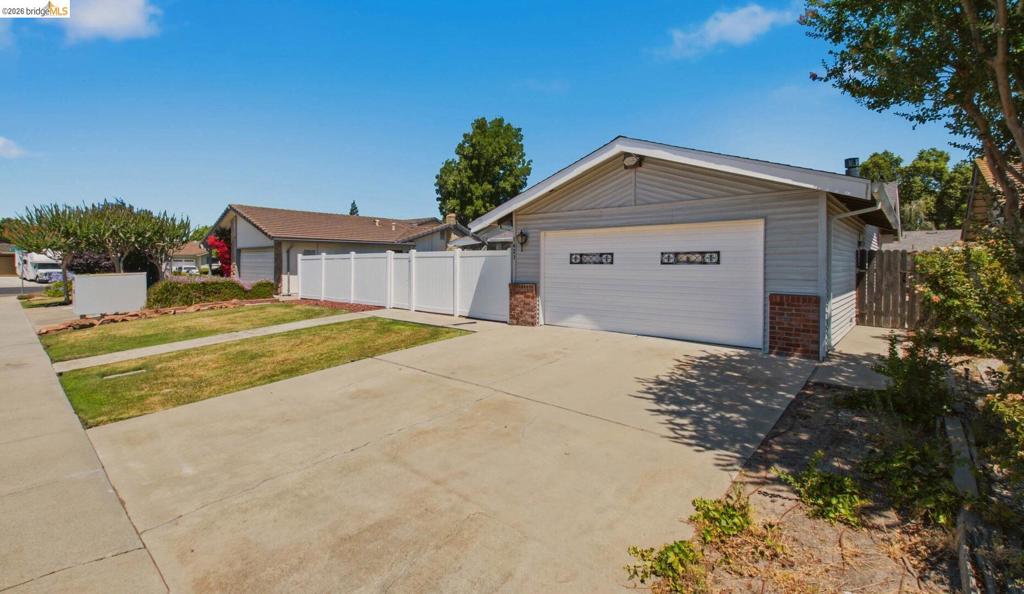 1421 Woodmont WAY