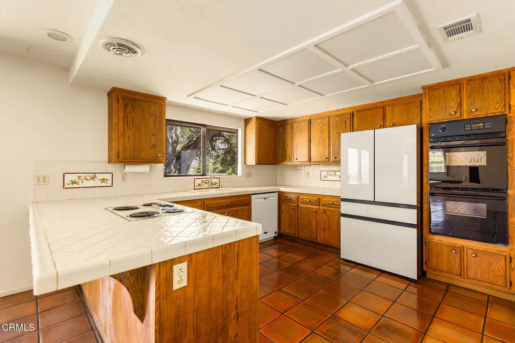 Ojai, California 93023, United States, 3 Bedrooms Bedrooms, ,2 BathroomsBathrooms,Residential,Active,201173