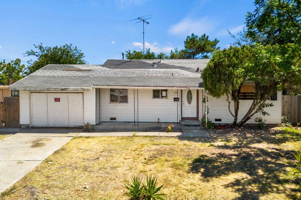 Unlock the potential of this hidden gem. This 3-bedroom, 1-bath home perfect canvas for your imagination. Featuring an attached 1-car garage, a large lot, it's ideal for those ready to bring their vision to life. Whether you're an investor or a homeowner looking for a project, the possibilities here are endless. Conveniently located near schools, shopping, and amenities this is your chance to create something special. Perfect fixer flip for someone wanting to bring their own tools. Don't miss it!