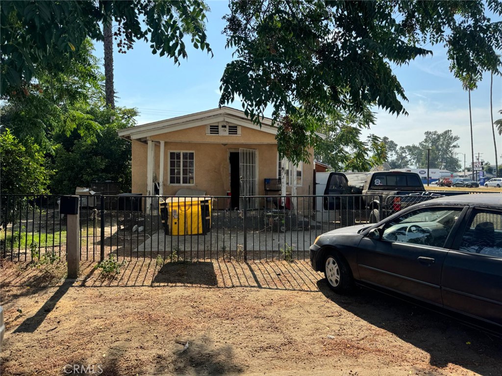 Mixed use Residential/commercial, endless possibilities.
Home needs a complete renovation. Come and customize this to your liking.