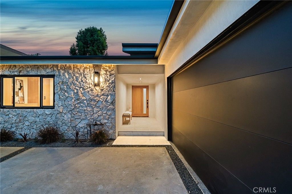 Photo of 5157 Woodley Avenue, Encino, CA 91436 (MLS # SR25240268)